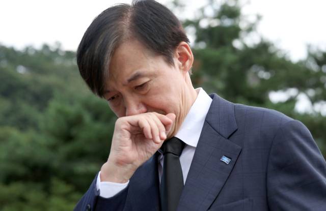 조국혁신당 조국 혁신정책연구원장이 25일 오전 경남 김해시 진영읍 봉하마을 노무현 전 대통령 묘역을 참배하고 있다. 조 원장은 전날에는 지난해 창당을 선언했던 부산민주공원을 찾아 참배한 뒤, 양산으로 이동해 문재인 전 대통령을 예방했다. 연합뉴스