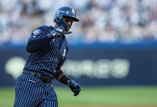 지난 24일 오후 6시 대구 삼성라이온즈파크에서 열린 '2025 신한 SOL 뱅크 KBO리그' 삼성 라이온즈와 키움 히어로즈 경기에서 디아즈가 40홈런을 치고 있다. <삼성 라이온즈 제공>