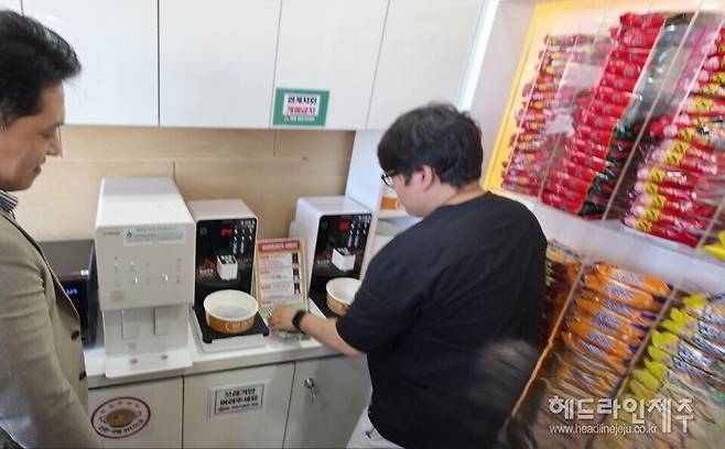 지난 20일 열린 제주시 이도1동의 '나눔기쁨, 둘하나 함께라면' 개소식 행사에서 한권 의원이 라면 조리기 이용 방법을 살펴보고 있다.