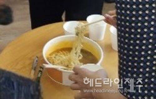 제주시 이도1동주민센터 '나눔기쁨, 둘하나 함께라면' 조리기구에서 끓인 라면 시식 모습.