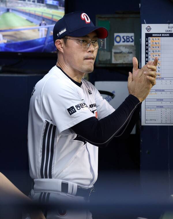 선수들의 플레이에 박수를 보내고 있는 두산 조성환 감독대행. 사진 | 두산베어스
