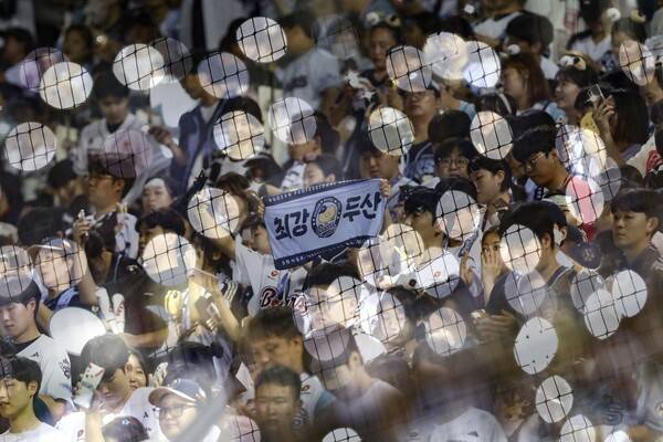 24일 내야와 1루 외야를 가득 채운 두산팬들. (사진=두산 베어스)