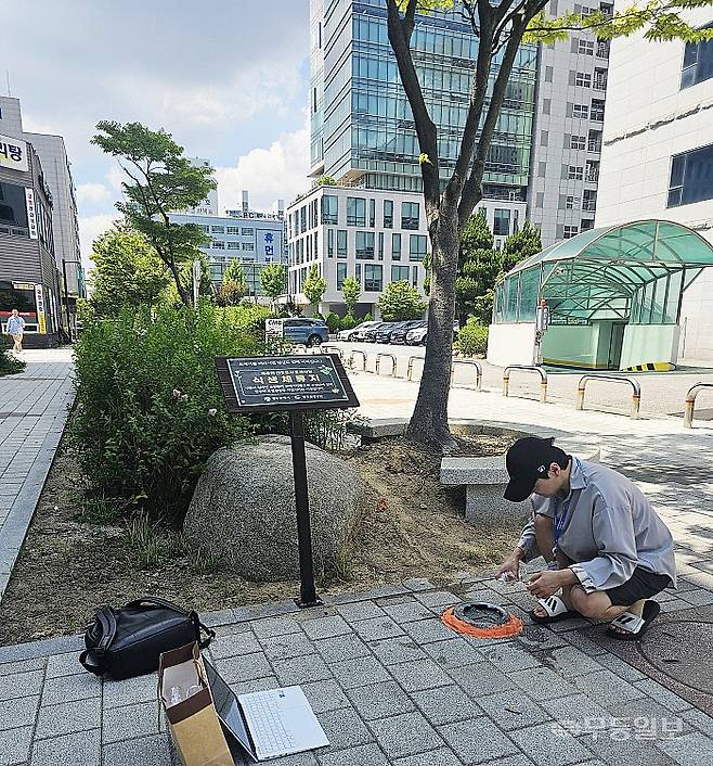 22일 오후, 물순환선도도시로 선정돼 식생체류지와 투수성 보도블럭이 포장된 서구 상무중앙로(104번길 14)에서 투수 실험을 진행하는 모습. 실험 결과 초기 투수 능력이 뛰어났으며, 완전 투수까지도 일반 보도블럭보다 투수성이 10%가량 우수한 것으로 파악됐다.