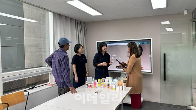 최새미 대표가 사무실에서 해외 바이어들과 회의하는 모습.(사진=메이코더스)