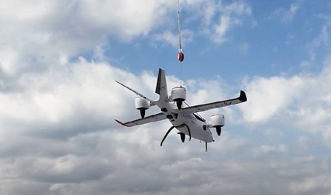 에어빌리티의 소형 항공기 AB-U60이 수직으로 이륙하고 있다.(사진=에어빌리티)