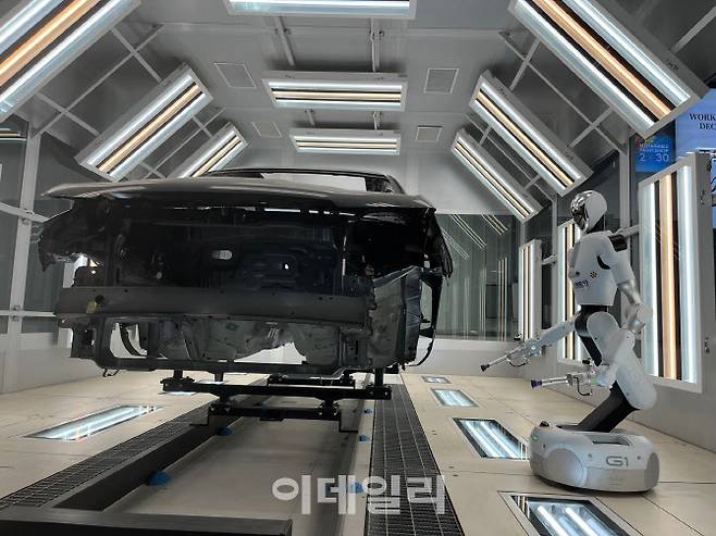지난 19일 중국 장쑤성 우시시의 톈치 작업장에서 휴머노이드 로봇이 도색을 마친 자동차 외판을 점검하고 있다. (사진=이데일리 이명철 특파원)