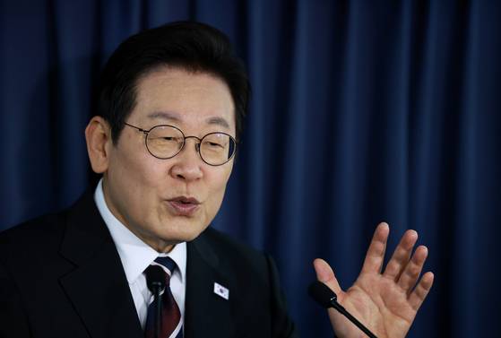 이재명 대통령이 24일(현지시간) 일본 도쿄 하네다공항 이륙 뒤 한미 정상회담을 위해 미국 워싱턴DC로 향하는 공군 1호기 기내에서 기자간담회를 하고 있다. 〈사진=연합뉴스〉
