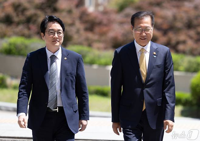 박성재 법무부 장관(오른쪽)과 심우정  전 검찰총장. 20245.8/뉴스1 ⓒ News1 이재명 기자