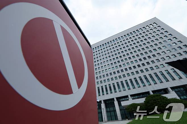 12·3 비상계엄' 관련 내란·외환 의혹을 수사하는 내란 특검팀(특별검사 조은석)이 25일 법무부와 대검찰청 등에 대한 압수수색을 진행하고 있다고 밝혔다. 사진은 이날 오전 서울 서초구 서초동 대검찰청 모습. 내란 특검팀은 이날 오전 9시 30분부터 법무부, 대검찰청, 서울구치소, 박성재 전 법무부 장관 자택을 비롯해 심우정 전 검찰총장과 검찰총장실도 압수수색 대상에 포함됐다고 밝혔다. 2025.8.25/뉴스1 ⓒ News1 박정호 기자