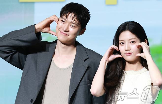 배우 공명과 신은수(오른쪽)가 25일 오전 서울 마포구 호텔 나루 서울 엠갤러리에서 열린 넷플릭스 영화 '고백의 역사' 제작보고회에 참석해 포즈를 취하고 있다. '고백의 역사'​는 1998년, 열아홉 소녀 박세리가 일생일대의 고백을 앞두고 평생의 콤플렉스인 악성 곱슬머리를 펴기 위한 작전을 계획하던 중 전학생 한윤석과 얽히며 벌어지는 청춘 로맨스​다. 2025.8.25/뉴스1 ⓒ News1 권현진 기자