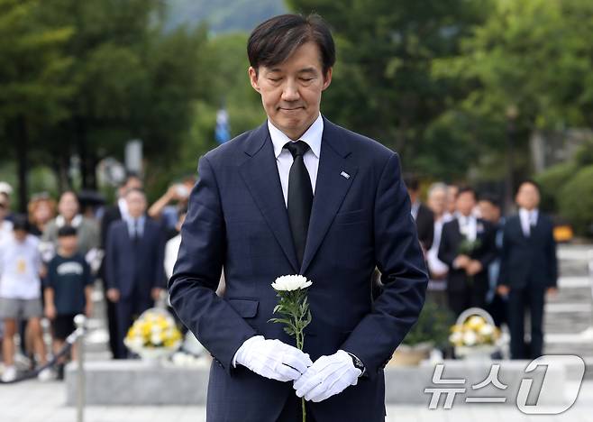 조국 조국혁신당 혁신정책연구원장이 25일 경남 김해시 진영읍 봉하마을을 찾아 고 노무현 전 대통령 묘역에 헌화하고 있다. 2025.8.25/뉴스1 ⓒ News1 윤일지 기자