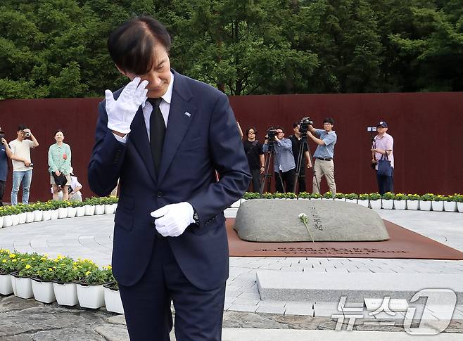 조국 조국혁신당 혁신정책연구원장이 25일 경남 김해시 진영읍 봉하마을을 찾아 고 노무현 전 대통령 묘역을 참배한 뒤 눈물을 닦고 있다. 2025.8.25/뉴스1 ⓒ News1 윤일지 기자