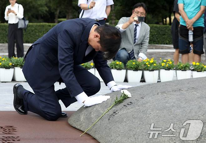 조국 조국혁신당 혁신정책연구원장이 25일 경남 김해시 진영읍 봉하마을을 찾아 고 노무현 전 대통령 묘역을 참배하고 있다. 2025.8.25/뉴스1 ⓒ News1 윤일지 기자