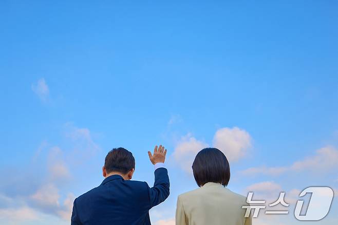 이재명 대통령과 김혜경 여사가 일본·미국 정상과 순차 정상회담 참석을 위해 지난 23일 경기도 성남 서울공항에서 출국하고 있다. (이재명 대통령 SNS. 재판매 및 DB금지) 2025.8.25/뉴스1 ⓒ News1 이재명 기자