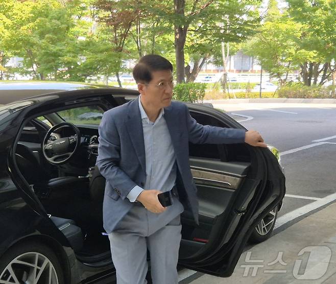 오세철 삼성물산 건설부문 대표이사 사장이 24일 한미정상회담 경제사절단 동행을 위해 서울 김포비즈니스항공센터(SGBAC)에 도착, 출국장으로 향하고 있다. 2025.8.24 ⓒ News1 최동현 기자