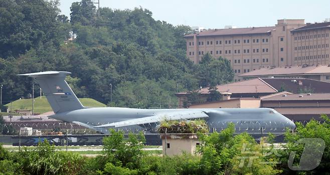 이재명 대통령과 도널드 트럼프 미국 대통령의 한미 정상회담에서는 '방위비 청구서'로 불리는 트럼프 대통령의 안보비용 분담 요구가 거셀 것으로 예상된다. 사진은 25일 경기 평택시 주한미군 오산공군기지에 C-5 수송기가 계류되어 있는 모습. 2025.8.25/뉴스1 ⓒ News1 김영운 기자