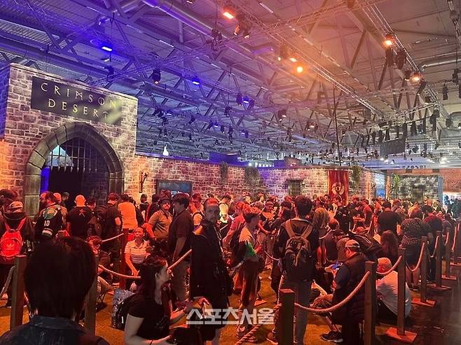 독일 쾰른에서 열린 세계 최대 게임쇼 ‘게임스컴 2025’의 펄어비스 부스에 관람객들이 대기줄을 서 있다. 사진 | 펄어비스