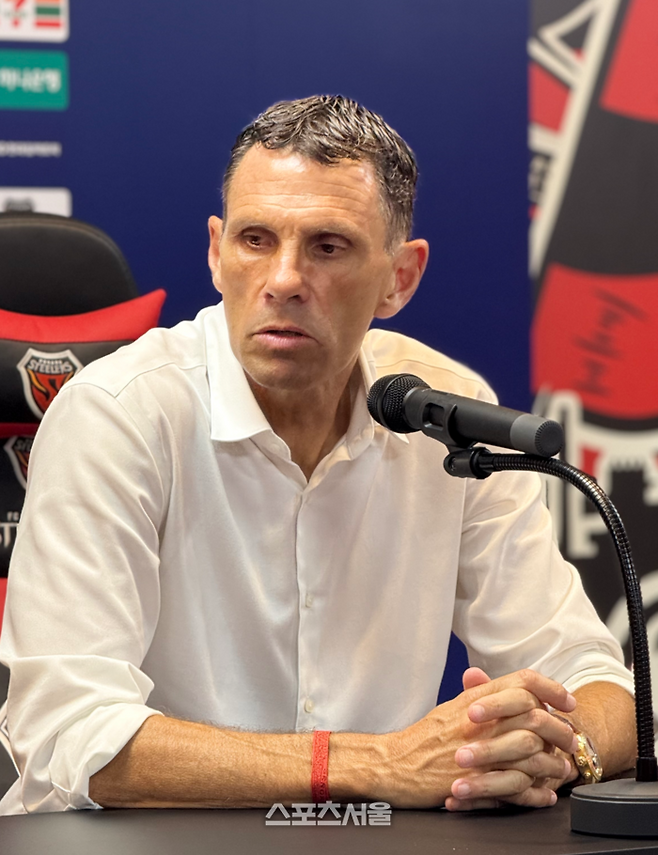 전북 현대 거스 포엣 감독이 24일 포항스틸야드에서 열린 포항 스틸러스와의 경기에서 패배한 뒤 기자회견에서 발언하고 있다. 포항 | 정다워 기자
