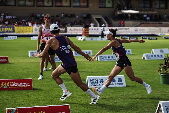 서창완(왼쪽)과 성승민의 2025 계주 세계선수권대회 경기 장면. 사진 | 대한근대5종연맹