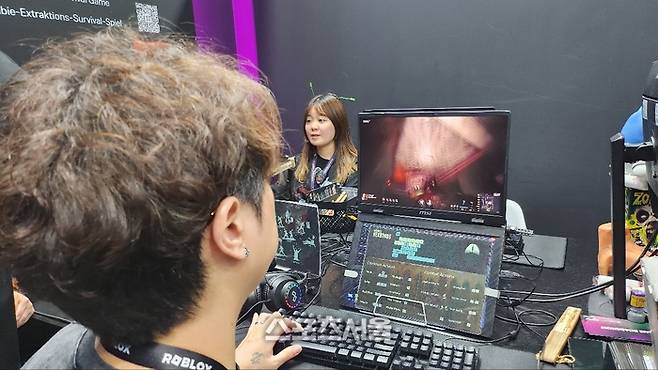 독일 쾰른 ‘게임스컴 2025’ 현장에서 송광호 대표가 직접 미드나잇 워커스를 플레이하며 설명하고 있다. 쾰른=김민규 기자 kmg@sportsseoul.com