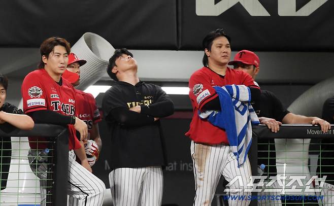 24일 광주 기아챔피언스필드에서 열린 KIA 타이거즈와 LG 트윈스의 경기. 5연패에 빠진 KIA 선수들이 아쉬워하고 있다. 광주=박재만 기자 pjm@sportschosun.com/2025.08.24/