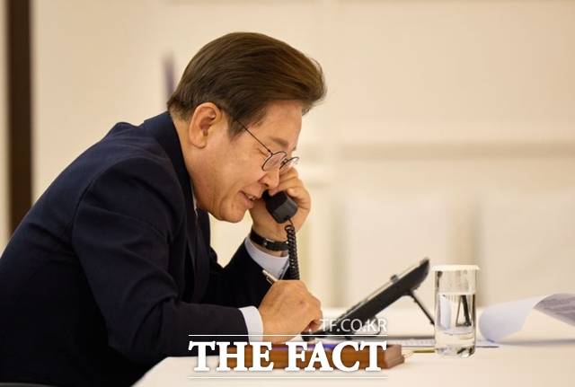 이재명 대통령이 우여곡절 끝에 도널드 트럼프 미국 대통령과 첫 정상회담을 갖는다. 이 대통령이 6월 6일 서울 한남동 관저에서 도널드 트럼프 미국 대통령과 전화 통화를 하고 있다. /대통령실