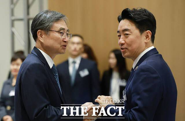 강훈식(오른쪽) 비서실장과 조현 외교부 장관이 인사를 나누고 있다.