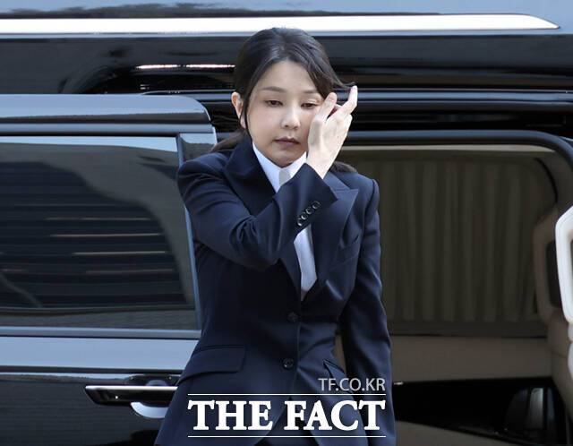 김건희 여사 연루 의혹을 수사하는 민중기 특별검사팀이 이르면 이번 주 김 여사를 기소할 방침이다. 자본시장과 금융투자업에 관한 법률 위반, 정치자금법 위반, 특정범죄 가중처벌 등에 관한 법률 위반(알선수재) 등의 혐의를 받는 윤석열 전 대통령 부인 김건희 씨가 12일 오전 서울 서초구 서울중앙지법에서 열린 구속 전 피의자 심문(영장실질심사)에 출석하고 있다. 2025.08.12 사진공동취재단