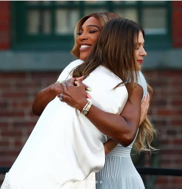 라이벌 관계였던 세레나 윌리엄스가 샤라포바를 축하해 주고 있다.