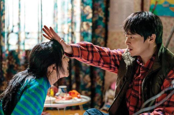 동명의 웹툰을 영화화 한 ‘좀비딸’은 350만 이상의 관객을 불러모으며 흥행 1위를 달리고 있다.&nbsp;&nbsp;