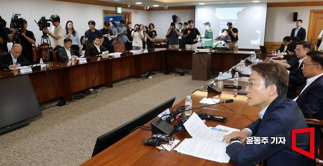 권대영 금융위원회 부위원장이 21일 서울 중구 전국은행연합회에서 열린 '석유화학 사업재편 금융권 간담회'에 참석, 모두발언을 하고 있다. 2025.08.21 윤동주 기자