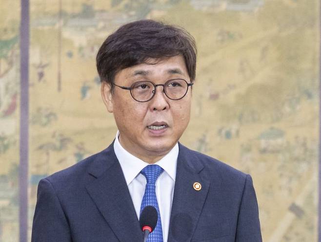 최휘영 문화체육관광부 장관이 지난 19일 국회에서 열린 문화체육관광위원회 전체 회의에 출석해 2024 회계연도 결산 보고를 하고 있다.   [사진 제공= 연합뉴스]