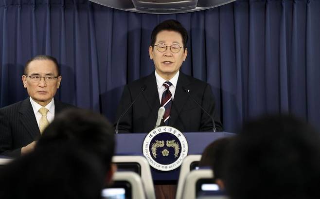 이재명 대통령이 24일(현지시간) 일본 도쿄 하네다공항 이륙 뒤 한미 정상회담을 위해 미국 워싱턴DC로 향하는 공군 1호기 기내에서 기자간담회를 하고 있다. 연합뉴스