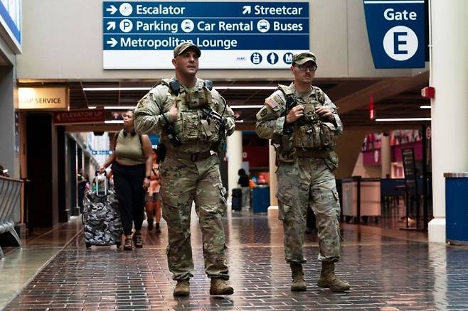 24일(현지시간) 워싱턴D.C. 유니언 역을 순찰하는 주 방위군. AP연합뉴스