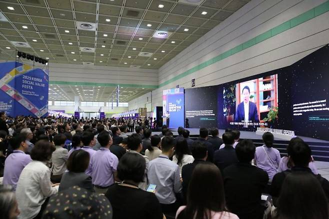 25일 최태원 SK그룹 회장은 이날 오후 1시 서울 강남구 코엑스에서 열린 '2025 대한민국 사회적가치페스타'에서 영상을 통해 개회사를 전했다. 사회적가치연구원