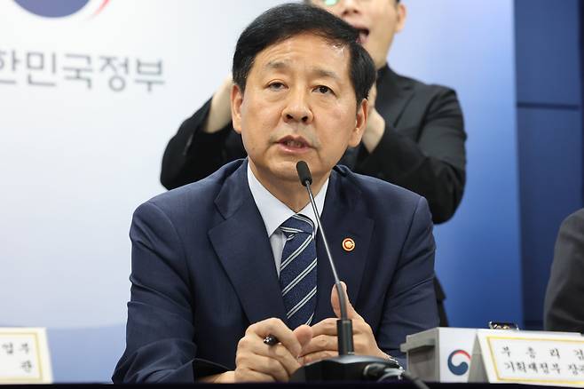 구윤철 경제부총리 겸 기획재정부 장관이 22일 오후 서울 종로구 정부서울청사에서 열린 새정부 경제성장전략 관계부처 합동 브리핑에서 국가 AI 대전환을 위한 15대 선도 프로젝트를 발표하고 있다./뉴스1
