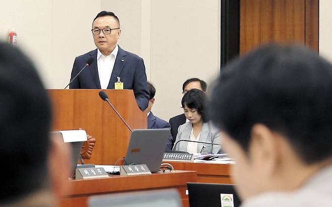 황주호 한국수력원자력 사장이 지난 19일 국회에서 열린 산업통상자원중소벤처기업위원회 전체회의에서 의원 질의에 답하고 있다. 더불어민주당 의원들은 원전 수출 과정에서 한수원이 미국 원전 기업 웨스팅하우스에 일방적으로 유리한 계약을 체결했다며 황 사장 사퇴를 요구했다. /연합뉴스