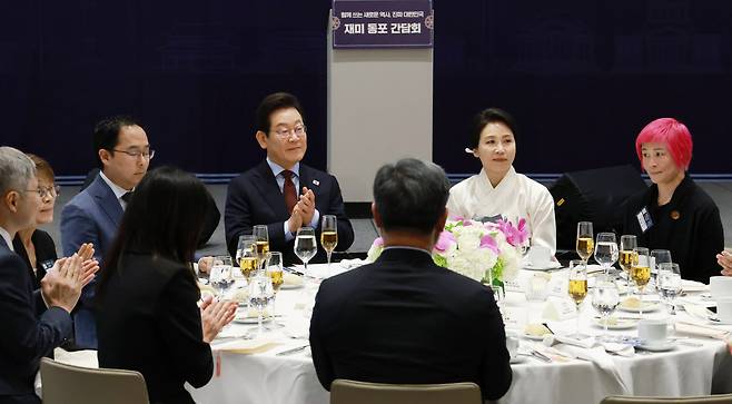 이재명 대통령과 김혜경 여사가 24일(현지 시각) 미국 워싱턴DC의 한 호텔에서 열린 재미동포 만찬 간담회에 참석해 있다. /뉴시스