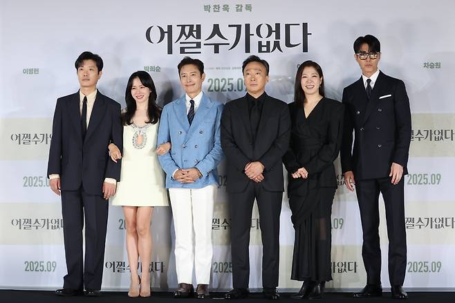 19일 서울 용산구 CGV 용산아이파크몰에서 열린 영화 '어쩔수가없다' 제작보고회에서 배우들이 포즈를 취하고 있다. 왼쪽부터 박희순, 손예진, 이병헌, 이성민, 염혜란, 차승원./연합뉴스