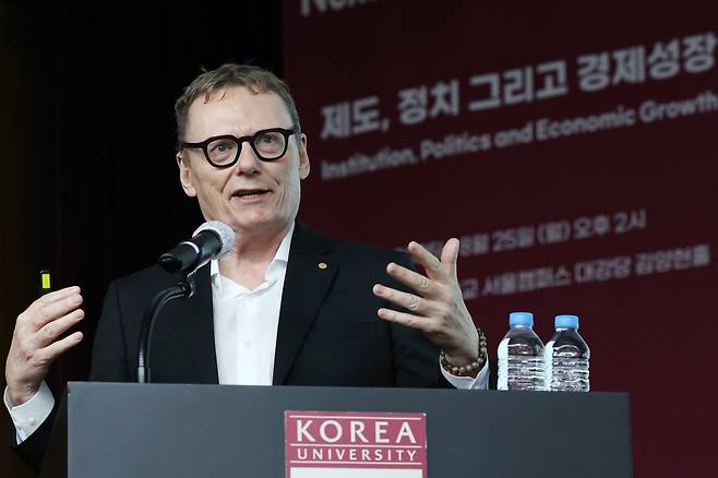 지난해 노벨경제학상 수상자 제임스 로빈슨 교수가 25일 서울 성북구 고려대학교 대강당 김양현홀에서 강연하고 있다. /뉴시스