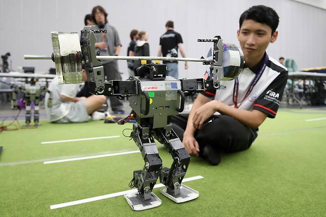 11일 대구 엑스코(EXCO)에서 열린 'FIRA 로보월드컵'에 출전한 외국인들이 휴머노이드(인간형) 로봇을 점검하고 있다. /뉴스1