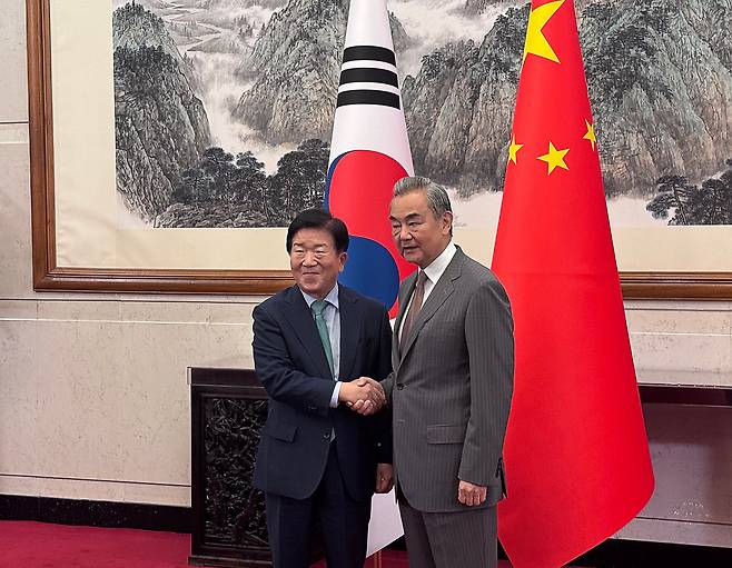 이재명 대통령 특사단장인 박병석 전 국회의장(왼쪽)과 왕이 중국공산당 중앙외사판공실 주임 겸 외교부장이 24일 베이징에서 만났다. /베이징특파원 공동취재단