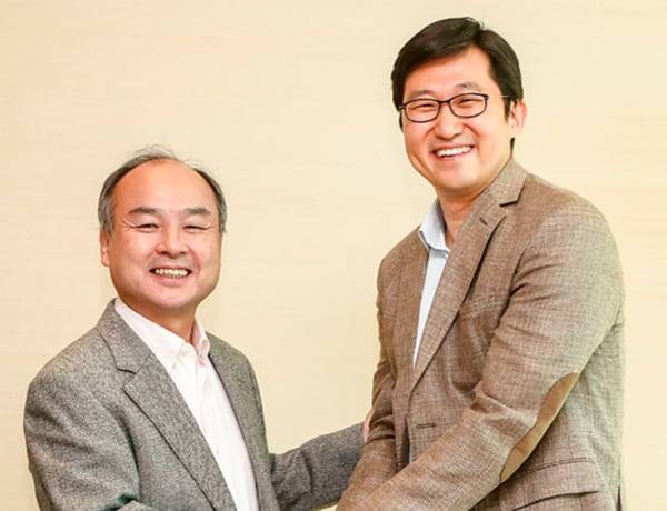 2018년 11월 15일 손정의(왼쪽) 소프트뱅크 회장과 김범석 쿠팡 대표가 일본 도쿄에 있는 소프트뱅크 그룹 본사에서 만나 악수를 나누고 있다. /쿠팡 제공
