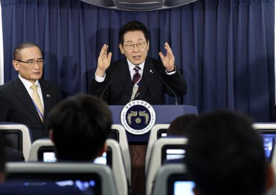 이재명 대통령이 24일(현지시간) 일본 도쿄 하네다공항 이륙 뒤 미국 워싱턴DC로 향하는 공군 1호기 기내에서 기자간담회를 하고 있다. 연합뉴스