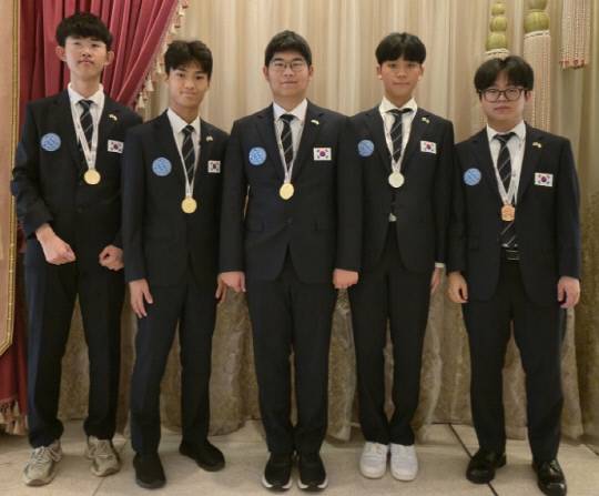 왼쪽부터 정태훈(서울과학고3), 오승민(경기과학고3), 민지호(대전과학고3), 유찬영(서울과학고3), 이용건(경기북과고3) 학생. 과학기술정보통신부 제공.