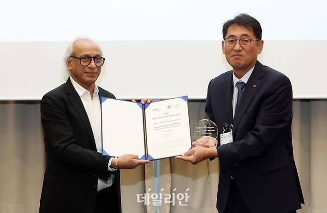 한국전력은 25일 부산 벡스코에서 열린 '글로벌 스마트그리드 기술 경진대회'에서 2관왕을 수상하며 전력망 운영 기술의 우수성을 세계적으로 입증했다.ⓒ한전