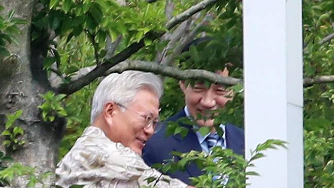 조국혁신당 조국 혁신정책연구위원장(오른쪽)이 24일 오후 경남 양산시 평산마을에서 문재인 전 대통령과 대화를 나누고 있다. 양산=뉴스1