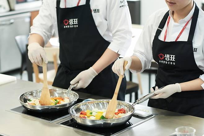 콩을 발효해 만든 제품이 식재료의 맛과 음식 본연의 풍미를 얼마나 잘 살리는지를 살펴보는 요리적합도 테스트 장면. 샘표 제공