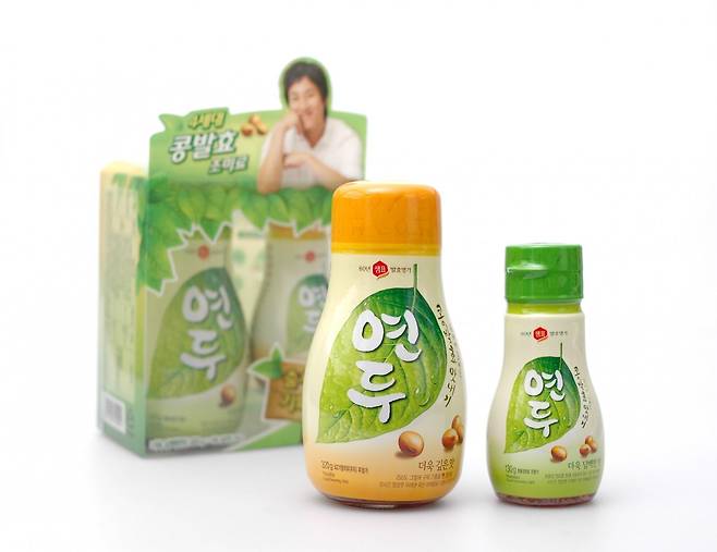 2010년 첫 출시된 연두. 혁신적인 콩 발효 천연 액상 조미료라는 것을 강조하기 위해 배경에 콩잎을 그려 넣었다. 샘표 제공