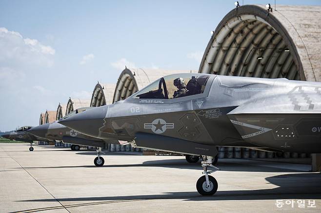 미 해병대 211 전투공격비행대대(VFMA, Marine Fighter Attack Squadron) 소속 F-35B 편대가 지난 22일 전북 군산 공군기지에서 전개 훈련에 나서기 위해 격납고에서 비행 전 점검을 마친 뒤 활주로로 향하고 있다. 군산=박형기 기자 oneshot@donga.com